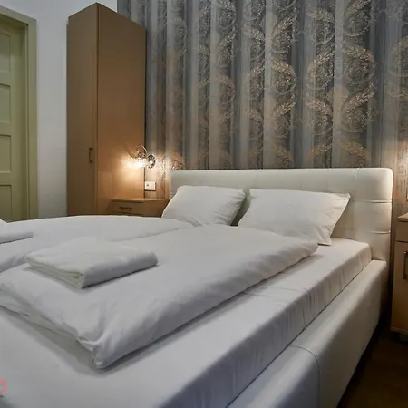 G7 - Hostaid * Budapest